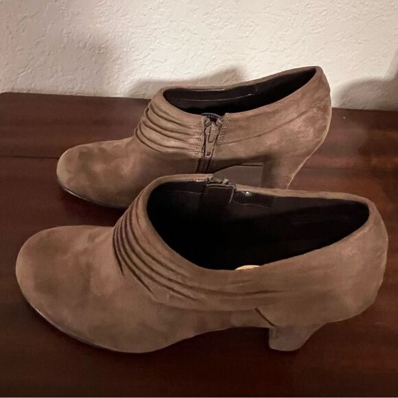 Aerosoles Heelrest Tan Suede Booties with Side Zipper. Size 6.5  New without Tag - Picture 4 of 10